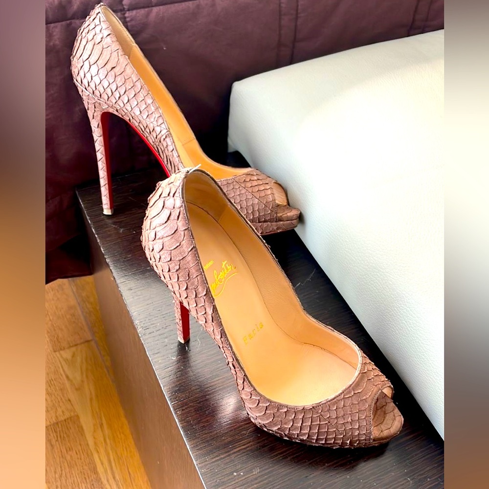 Christian Louboutin
Python peep toe pumps
Size 37/ 7 US
Good condition
Beige